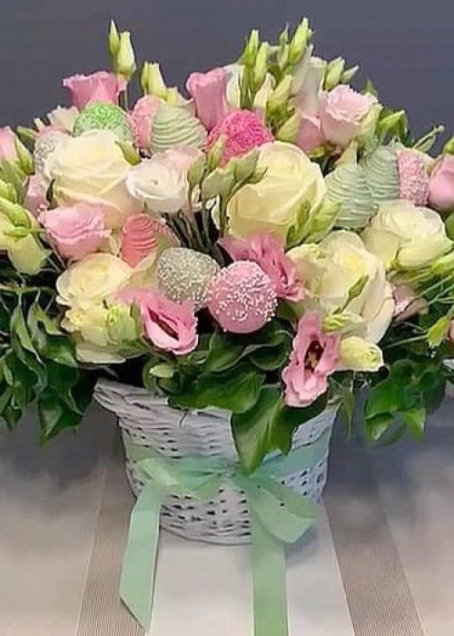 Schokoladeerdbeeren mit Blumen