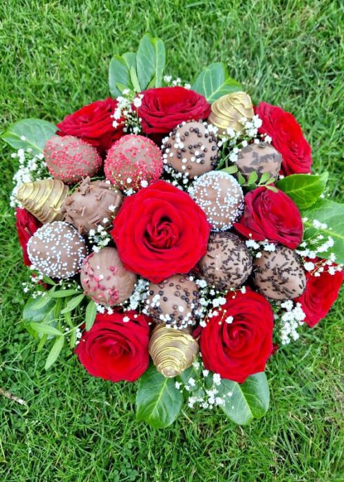 Schokoladeerdbeeren mit Blumen