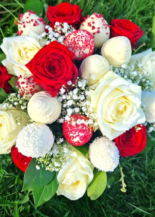 Schokoladeerdbeeren mit Blumen