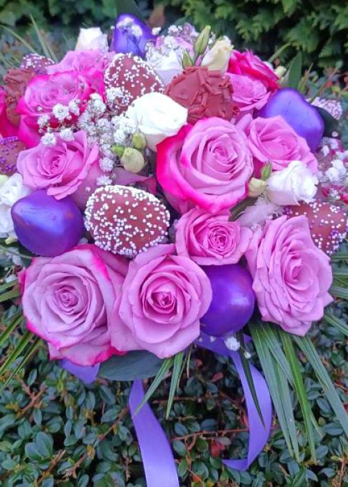 Schokoladeerdbeeren mit Blumen