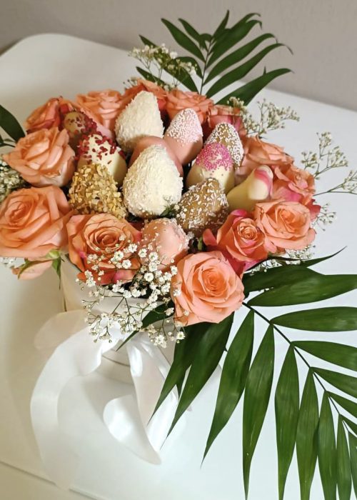 Schokoladeerdbeeren mit Blumen