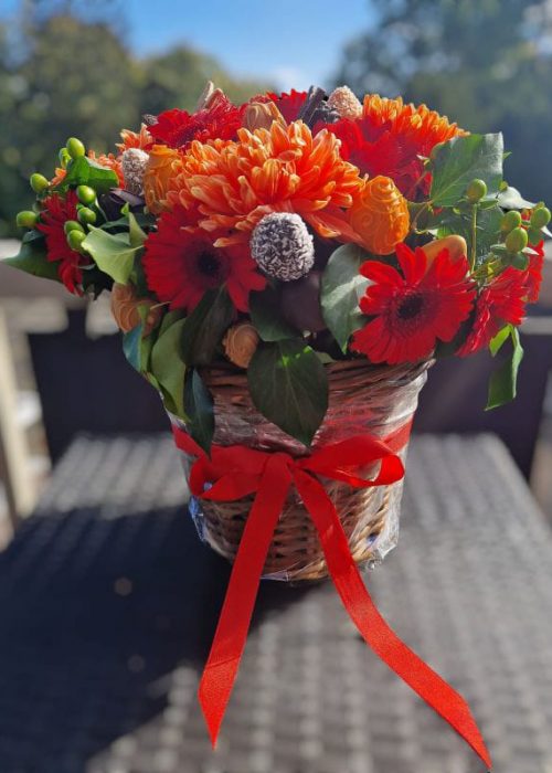 Schokoladeerdbeeren mit Blumen