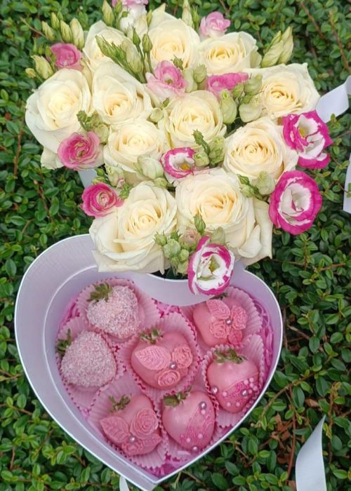 Präsentschachtel in Herzform mit Blumen