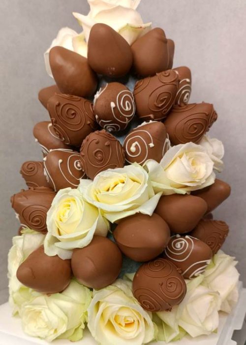 Torte mit Erdbeeren und Blumen