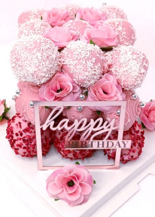 Torte mit schokolierten Erdbeeren