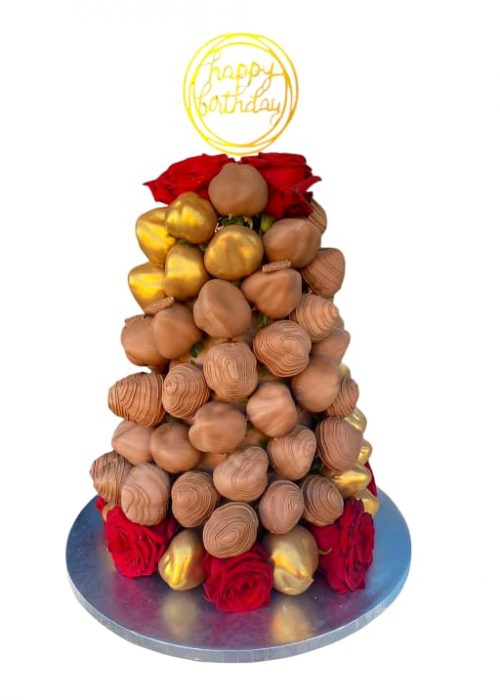 Torte mit Erdbeeren und Blumen